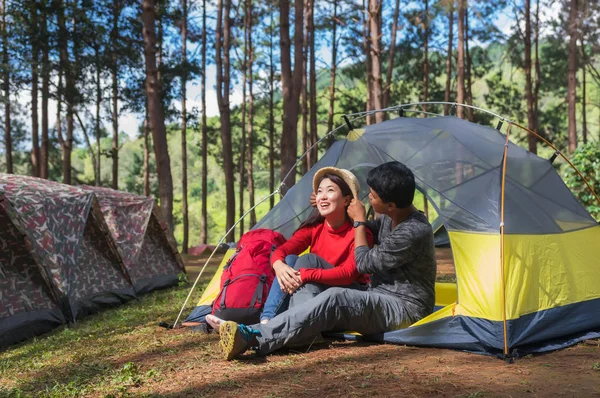 Casal acampar — Fotografia de Stock