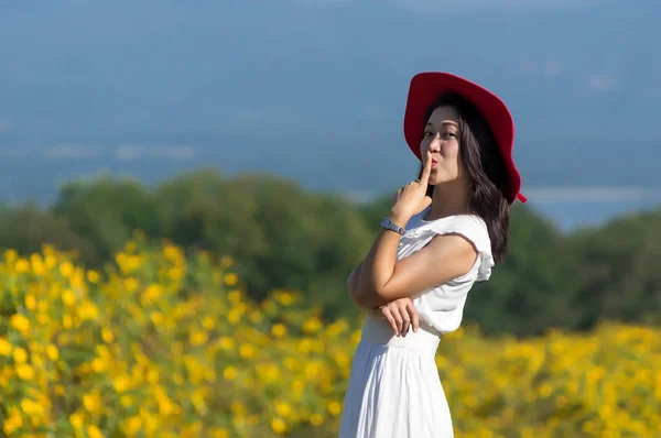 Beautiful woman in nature flower. — Stock Photo, Image