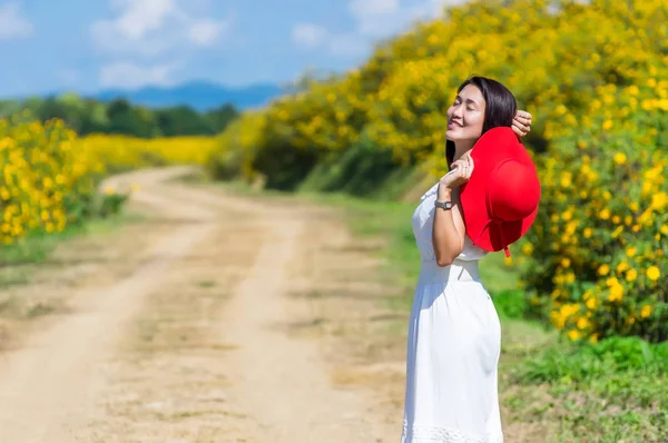 Beautiful woman in nature flower. — Stock Photo, Image