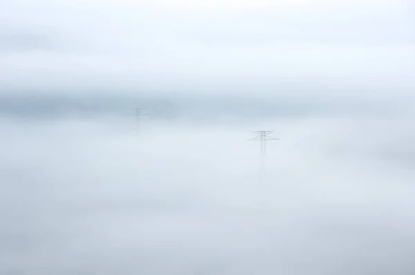 Высоковольтные Силовые Башни Тумане Горе — стоковое фото