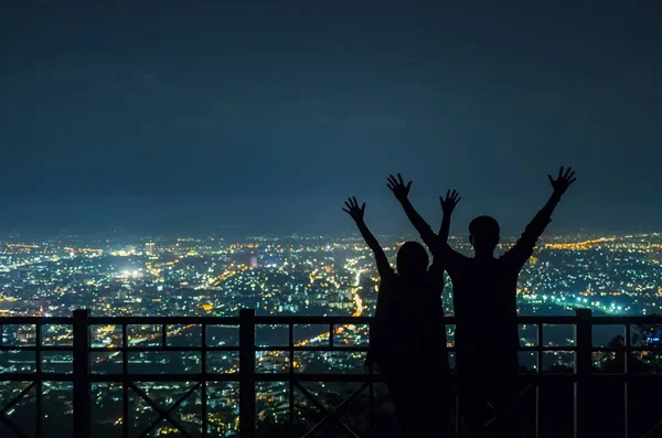 Silhouettes Couple Contre Les Lumières Ville Nocturne — Photo