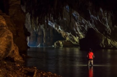 Tham Lod Mağarası.