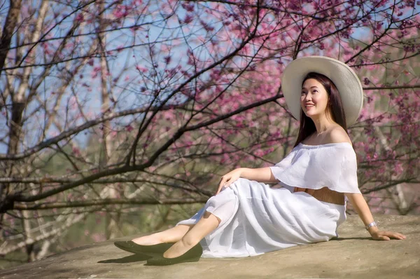 Beautiful woman in Cherry Blossom. — Stock Photo, Image