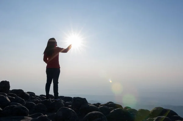 Donna sulla scogliera delle montagne . — Foto Stock