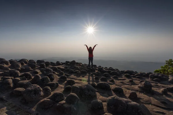 Donna sulla scogliera delle montagne . — Foto Stock