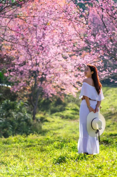 Beautiful woman in Cherry Blossom. — Stock Photo, Image