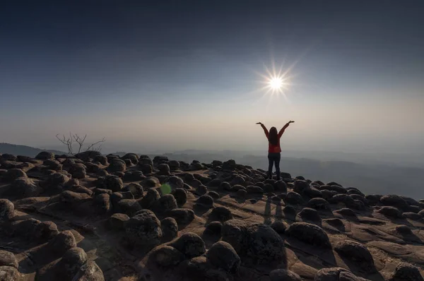 산의 절벽에 여자. — 스톡 사진