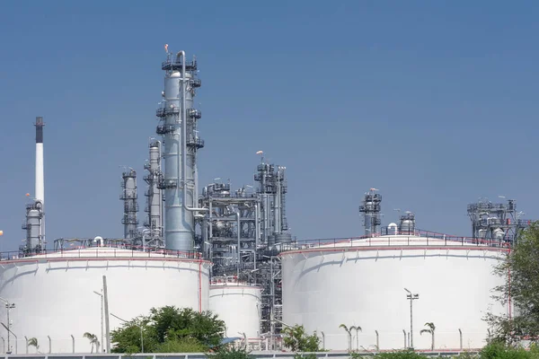 Tubos, chimeneas de refinería de petróleo . —  Fotos de Stock