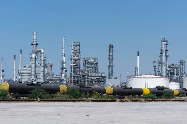 Tubos, chaminés de refinaria de petróleo . — Fotografia de Stock
