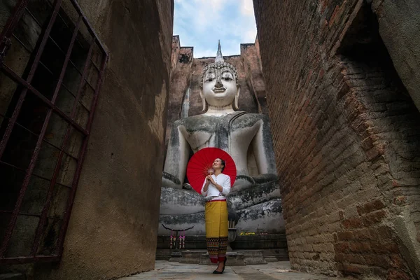 Vestido tradicional tailandês em Wat Si Chum . — Fotografia de Stock