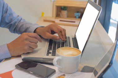 dizüstü bilgisayar kullanan işadamı