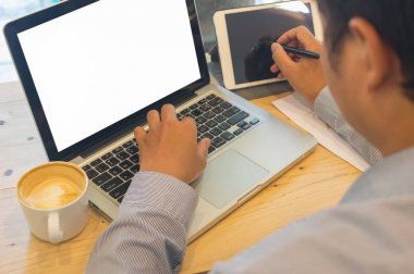 dizüstü bilgisayar kullanan işadamı