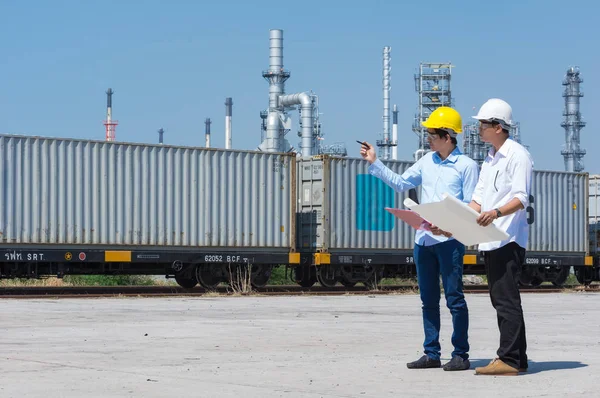 Ingenieur op raffinaderij. — Stockfoto