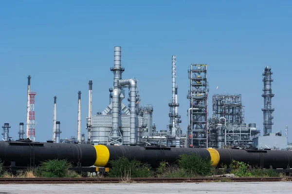 Tubos, chimeneas de refinería de petróleo . —  Fotos de Stock