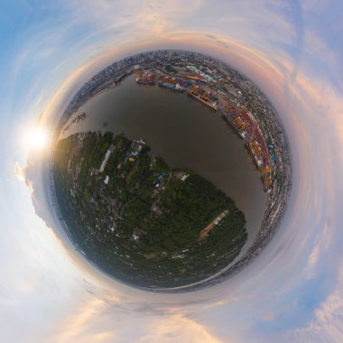 Tersanede 360 derece panorama, lojistik ithalat ihracat ve taşımacılık sanayi arka plan çalışma vinç köprü ile Konteyner Kargo gemi lojistik ve taşıma.