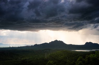 Mae Moh dağ manzara üzerinde büyük yağmur fırtınası havadan görünümü, Lampang, Tayland.