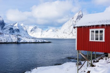 Tipik Norveç balıkçı köyü, Hamnoy, Lofoten Adaları, Norveç turist için kırmızı ahşap rorbuer-geleneksel mevsimlik balıkçı kulübesi