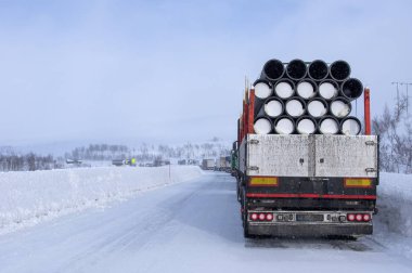 Norveç'te kasvetli havalarda Arktik yolda Kamyonlar, Lojistik kavramı