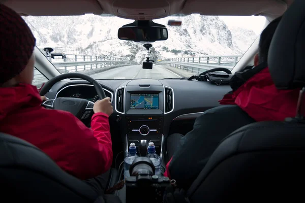 Visão Interna Dois Cara Dirigindo Carro Estrada Usando Gps — Fotografia de Stock