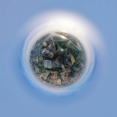 Küçük gezegen 360 derece küre kuş bakışı, Singapur şehir merkezi panorama, finans bölgesi ve Asya kentindeki iş merkezleri. Alacakaranlıkta Drone 'dan gökdelen binaları.