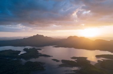 Tayland 'ın kuzeyindeki sıradağların üzerinde güzel hava manzarası sabahları sisli güzel yağmur ormanları..