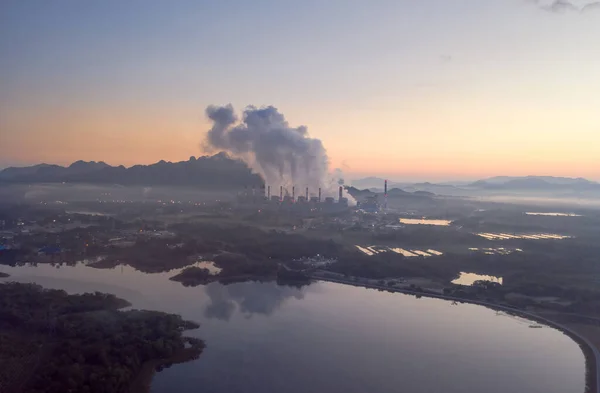 Αέρια Άποψη Ατμού Αναθυμιάσεις Πάνω Από Εργοστάσιο Παραγωγής Ηλεκτρικής Ενέργειας — Φωτογραφία Αρχείου