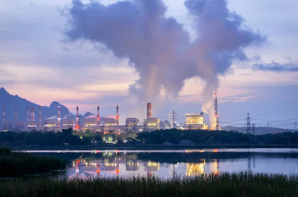 石炭火力発電所の上の蒸気煙霧と雲 大気汚染で美しい朝の発電に取り組んでいます — ストック写真