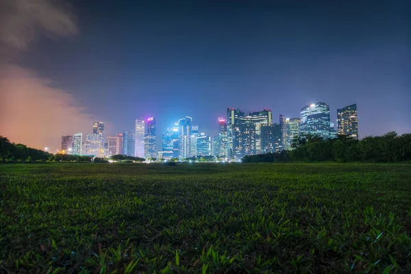 新加坡市区附近空旷的荒废公园的暮色景象 — 图库照片