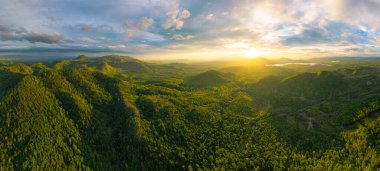 Hava manzarası, Güzel Panorama manzarası tepe üzerinde gün batımı ılık ışıkla Mae Moh Lampang, Tayland.