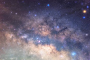 Samanyolu Galaksisi 'nde yıldızlar ve evrendeki uzay tozu, uzun süratli maruz kalma, renkli Samanyolu ile gece manzarası, yazın yıldızlı gökyüzü, Güzel Evren, Uzay arkaplanı.