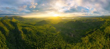 Hava manzarası, Güzel Panorama manzarası tepe üzerinde gün batımı ılık ışıkla Mae Moh Lampang, Tayland.