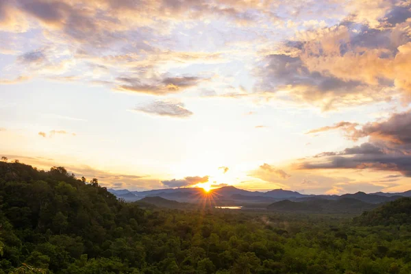 Scenic Sunset Landscape Ήλιος Πάνω Από Βουνό Στο Mae Moh — Φωτογραφία Αρχείου
