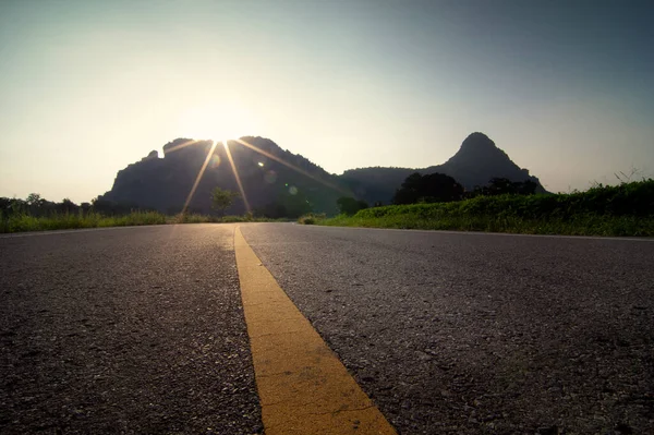 Dağ Vadisinde Güzel Bir Yol Sıcak Bir Akşam Işığı Var — Stok fotoğraf