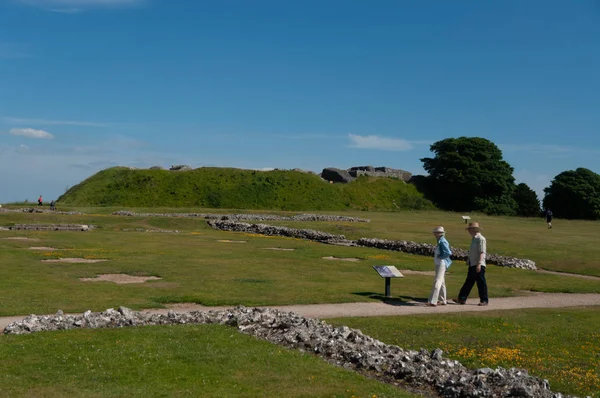 Twee Toeristen Lopen Tussen Ruïnes Van Het Oude Sarum Kasteel — Stockfoto