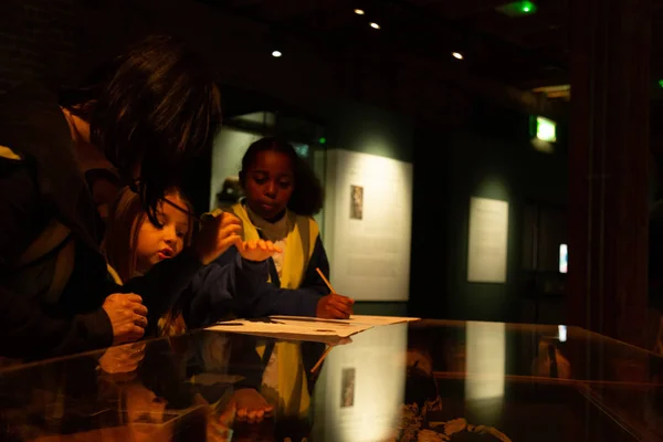 Bambini Durante Visita Alla Mostra Roman Dead Museum London Docklands — Foto Stock