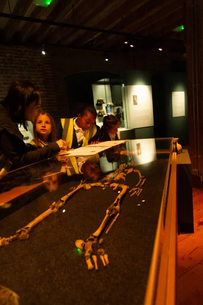 Bambini Durante Visita Alla Mostra Roman Dead Museum London Docklands — Foto Stock