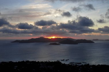 La Digue Adası 'ndan Praslin Adası 'nda gün batımı, Seyşeller