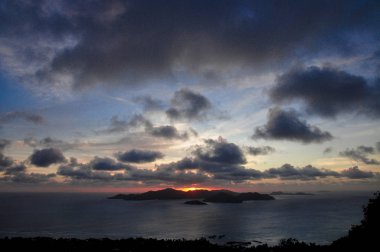 La Digue Adası 'ndan Praslin Adası 'nda gün batımı, Seyşeller