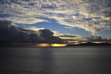 La Digue Adası 'ndan Praslin Adası 'nda gün batımı, Seyşeller