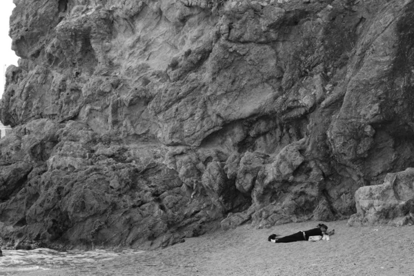 Sahilde Yatan Bir Kişi Kayalıklara Bakıyor Monterosso Cinque Terre Liguria — Stok fotoğraf