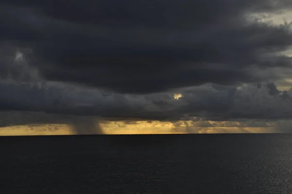 바다에 내리는 어두운 세이셸 — 스톡 사진