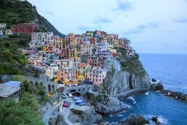 Manarola şehrin ışığı ile gün batımında, Cinque Terre, Liguria, İtalya. Unesco mirası