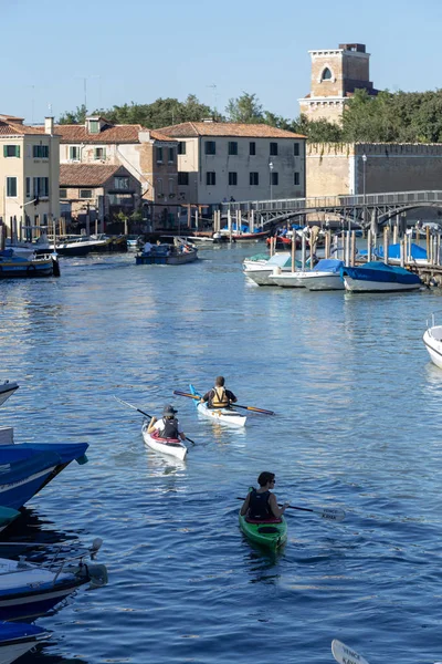 Mensen Kajakken Het Venetiaanse Kanaal Venetië Italië — Stockfoto