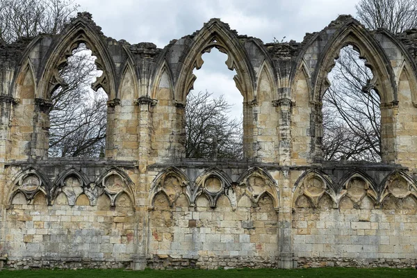 Ødelagte Mure Med Buede Vinduer Marys Abbey York Museum Gardens - Stock-foto