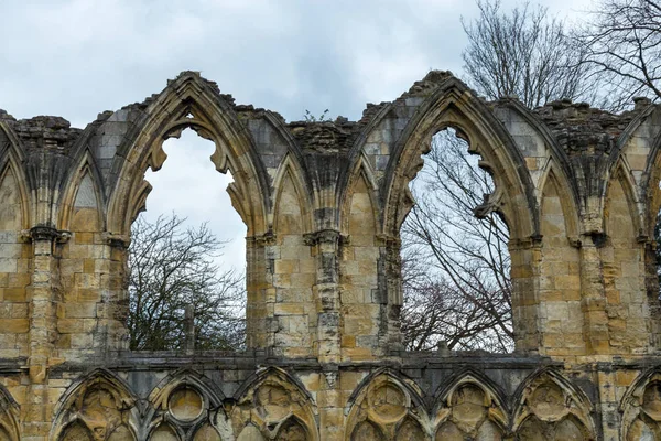 セントメアリーズ修道院 ヨーク博物館庭園 ヨーク イングランド 英国のアーチ型の窓を持つ荒廃した壁 — ストック写真
