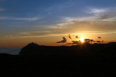 Calblanque Doğal parkıdağlarda ve sahil şeridinde gün batımı. Cartagena, İspanya