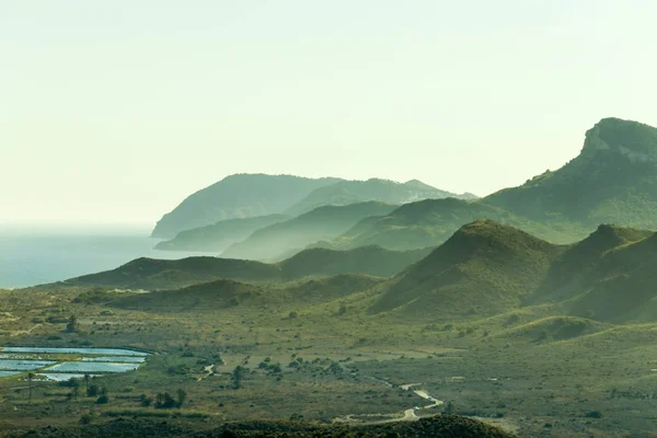 Murcia, İspanya Calblanque Milli Parkı dağların ve sahil şeridi Manzara.