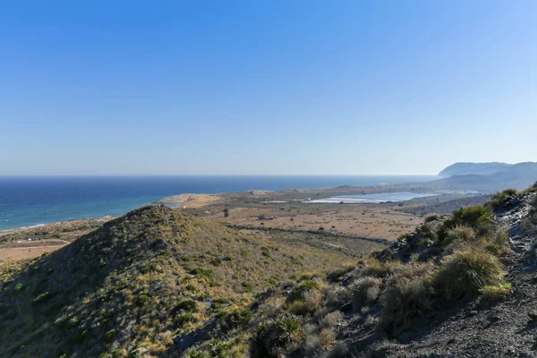 Murcia Calblanque Milli Parkı Dağları ve sahil manzarası, İspanya.