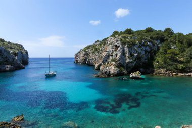 Cales Koyular, Menorca, Balear Adaları vahşi kayalıklar ile Kristal deniz suyu. İspanya