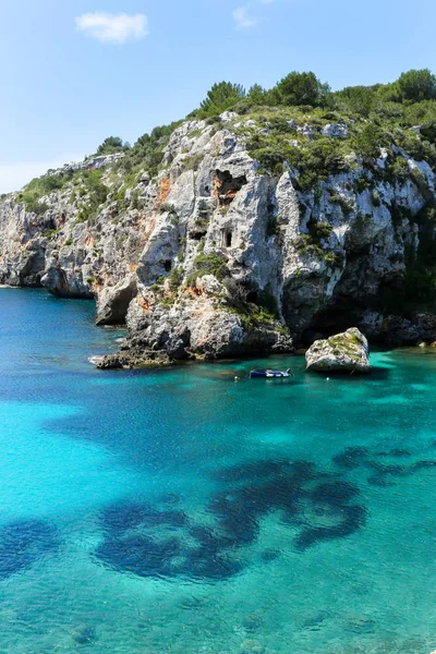 Křišťálová Mořská Voda Divokými Útesy Cales Zátokách Menorca Baleárských Ostrovech — Stock fotografie